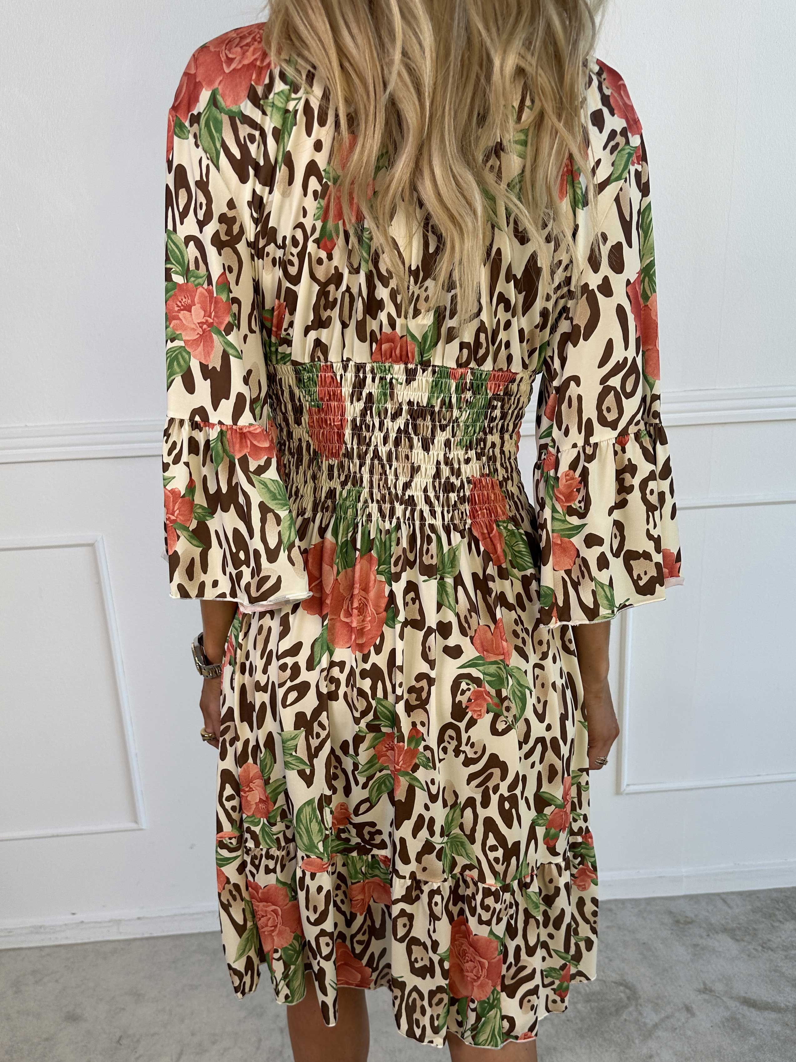 Flora Leo - Sød kjole i elastisk stof og smock i taljen